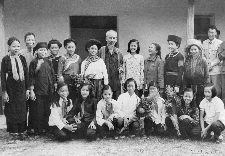 1958年9月23日,胡主席接见老街省少数民族妇女儿童代表。图自越通社