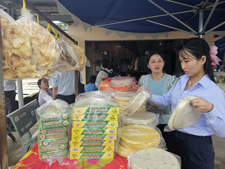 美笼米纸和山督米饼在省道沿线的摊位上销售。图自越通社