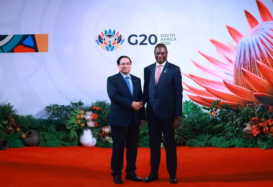 南非副总统保罗·马沙蒂莱迎接范明政总理出席G20峰会开幕式。图自越通社
