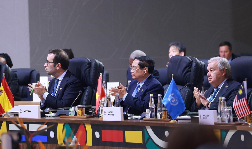 越南政府总理范明政出席G20峰会全体会议。图自越通社