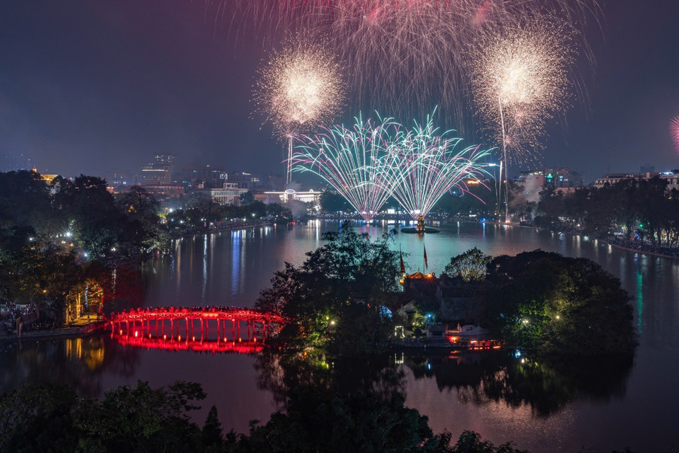 2026年春节之际，还剑湖上空烟花璀璨。图自越通社