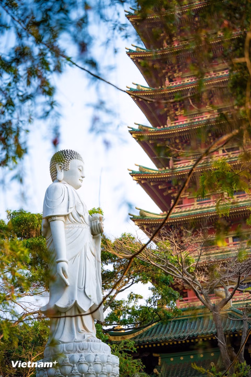 寺庙建筑主要取材自李朝、陈朝时期的寺庙建筑风格，并融合了中国寺庙和日本神社的建筑特色，体现了东亚文化之间的交融。图自越通社