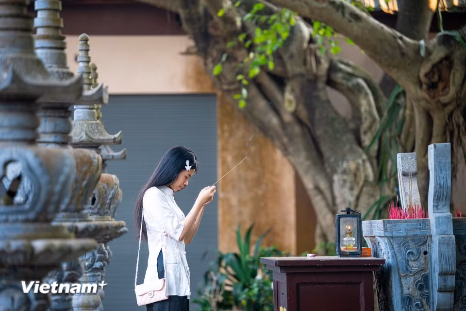 人们经常前来明成寺，享受静谧时刻，为家人朋友祈福，排解喧嚣生活中的各种压力。图自越通社