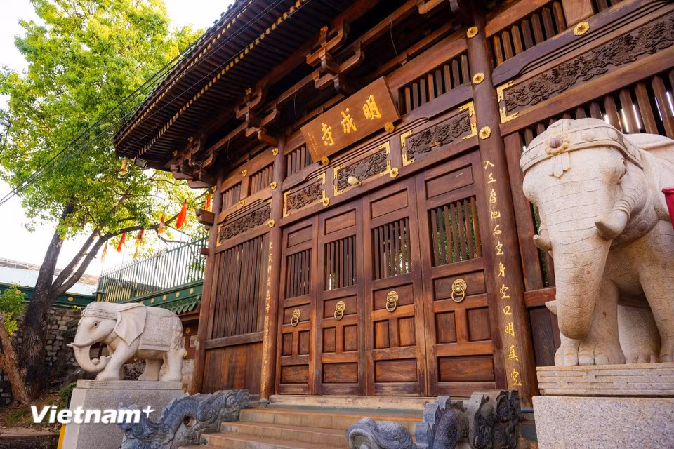 明成寺距离波来古市中心约2公里，深受日本建筑风格影响。该寺由释觉道和尚于1964年兴建，成为当地信徒礼佛进香的地方。图自越通社
