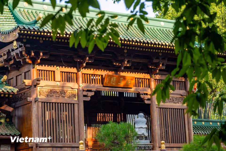 在波来古“山城”众多著名的地名和风景之中，明成寺如同一道独特的点睛之笔，是嘉莱省一处特别的亮点。明成寺是每年吸引大量游客前来参观的信仰旅游目的地之一。图自越通社