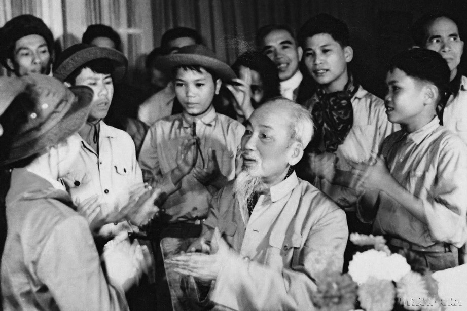 1968年,胡主席在主席府接见南方少年勇士代表。图自越通社