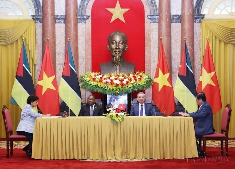 越共中央总书记、国家主席苏林与莫桑比克总统菲利佩·雅辛托·纽西共同出席两国合作文件签署仪式（2024年9月9日）。图自越通社