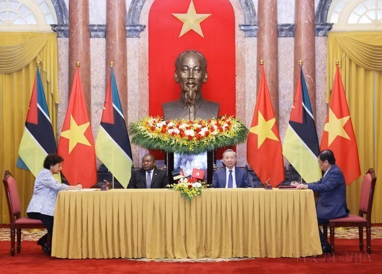 越共中央总书记、国家主席苏林与莫桑比克总统菲利佩·雅辛托·纽西共同出席两国合作文件签署仪式（2024年9月9日）。图自越通社