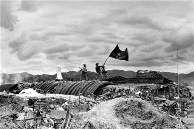 1954年5月7日下午5点30分，越南人民军“决战决胜”的军旗在德卡斯特里地堡屋顶高高飘扬，宣告越南军民在持续56个昼夜的英勇奋战后，战胜法国殖民者，赢得了一场“煊赫五洲、震动地球”的辉煌胜利。图自越通社