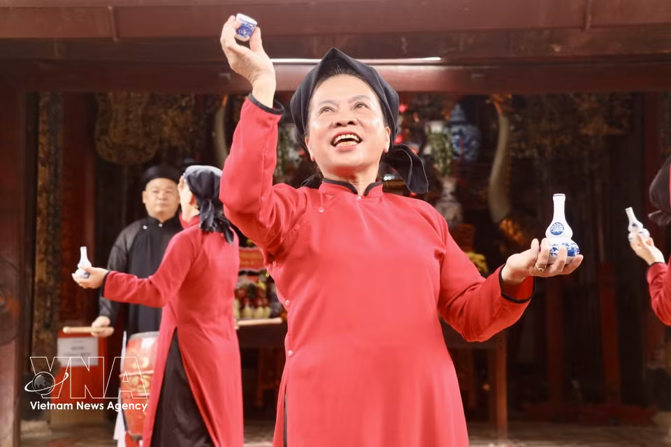 春曲艺人在表演中使用传统道具，他们是直接守护和代代传承遗产价值的“守火人”。对雄芦村民而言，春曲不仅仅是一种表演形式，更是他们的呼吸，是历经历史沧桑后依然自觉守护的骄傲。图自越通社
