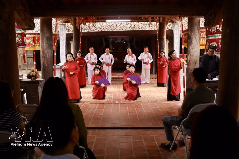 在庙会欢歌的旋律中，优雅的春曲歌娘手持纸扇作为道具。与祭祀歌唱的庄重不同，庙会歌唱洋溢着欢乐、亲切的基调，反映了劳动生活和男女爱情。图自越通社