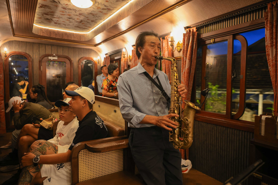 萨克斯风演奏家潘金带来作品《大叻黄昏》,在诗意的场景中奏响悠扬旋律。图自越通社