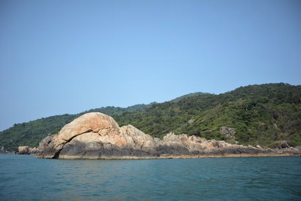 大片的岩石滩像一只巨大的手臂伸入大海，增添了一种原始、粗犷的美感，让游客无法将目光从大自然的雄伟壮丽中移开。图自越通社