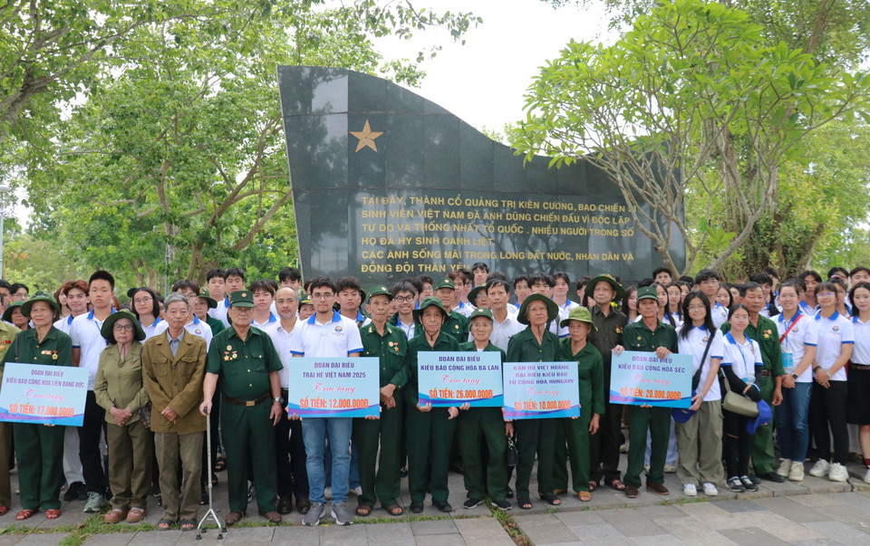 海外青年学生代表团向老兵和冲锋青年队员赠送总价值达1亿越盾的慰问品。图自越通社。