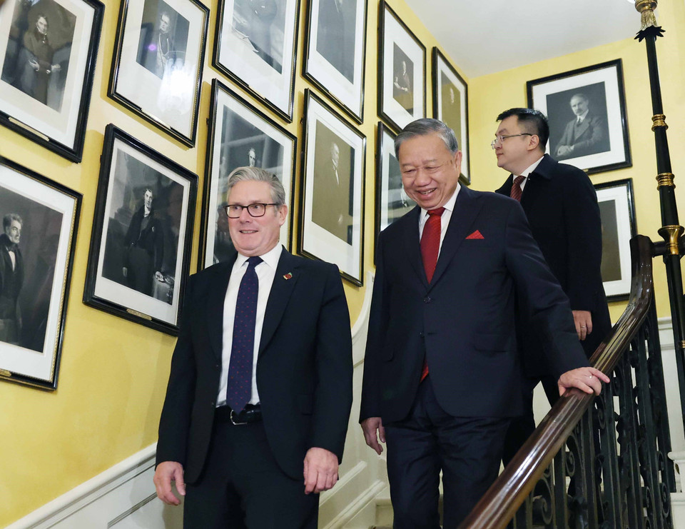 越共中央总书记苏林与英国首相基尔·斯塔默合影。图自越通社