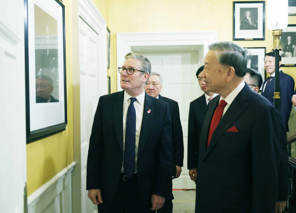 越共中央总书记苏林与英国首相基尔·斯塔默合影。图自越通社