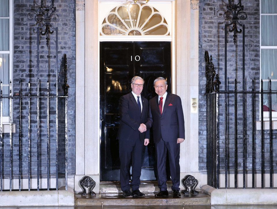 英国首相基尔·斯塔默迎接越共中央总书记苏林。图自越通社