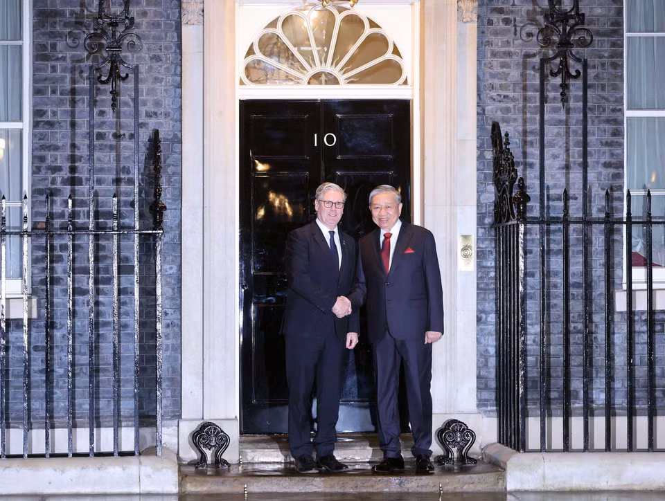 英国首相基尔·斯塔默迎接越共中央总书记苏林。图自越通社