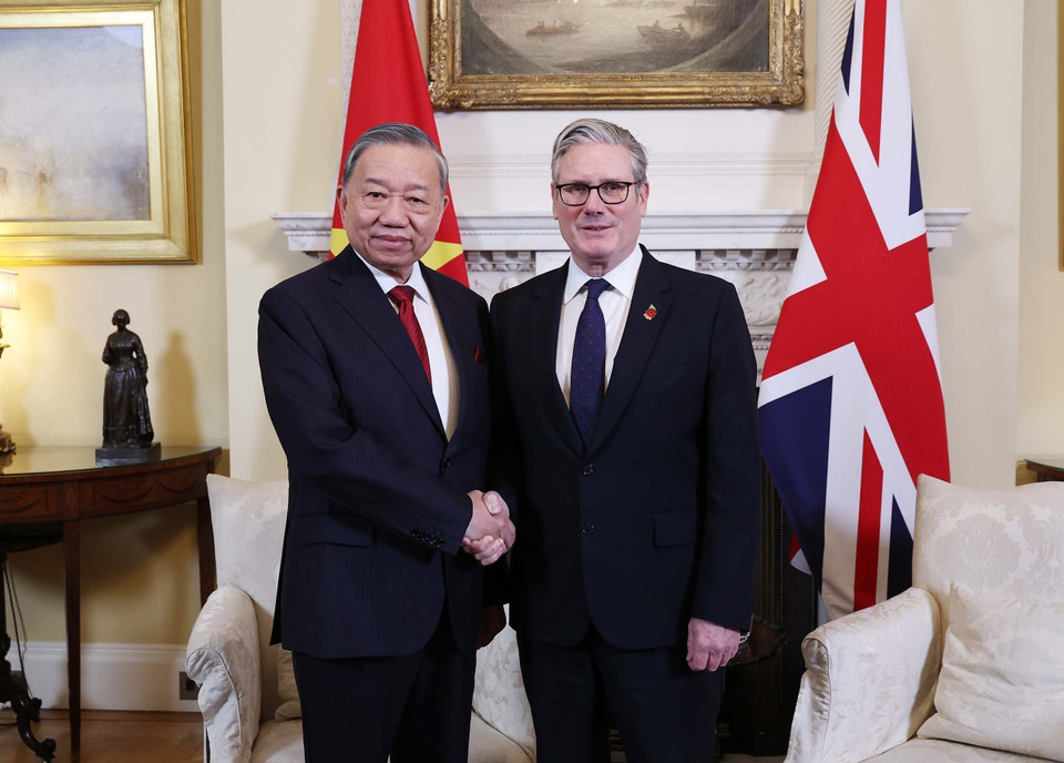 英国首相基尔·斯塔默迎接越共中央总书记苏林。图自越通社