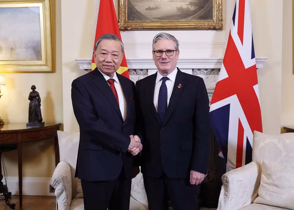 英国首相基尔·斯塔默迎接越共中央总书记苏林。图自越通社