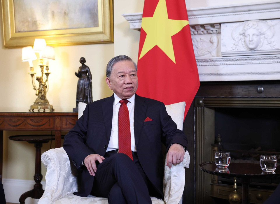 越共中央总书记苏林与英国首相基尔·斯塔默举行小范围会晤。图自越通社