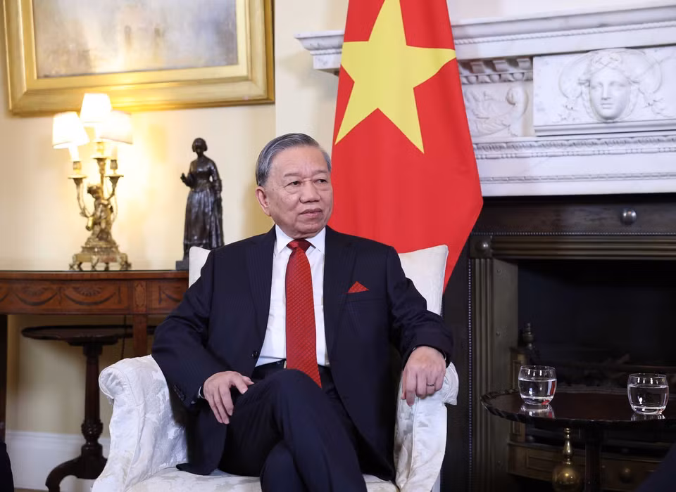 越共中央总书记苏林与英国首相基尔·斯塔默举行小范围会晤。图自越通社
