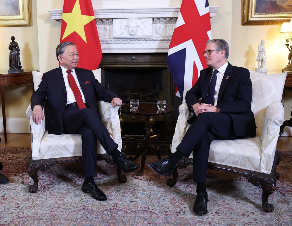 越共中央总书记苏林与英国首相基尔·斯塔默举行小范围会晤。图自越通社