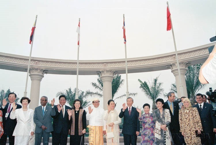 东盟各国外长及其夫人共同庆祝老挝人民民主共和国与缅甸联邦正式加入东盟(1997年,马来西亚)。图自越通社