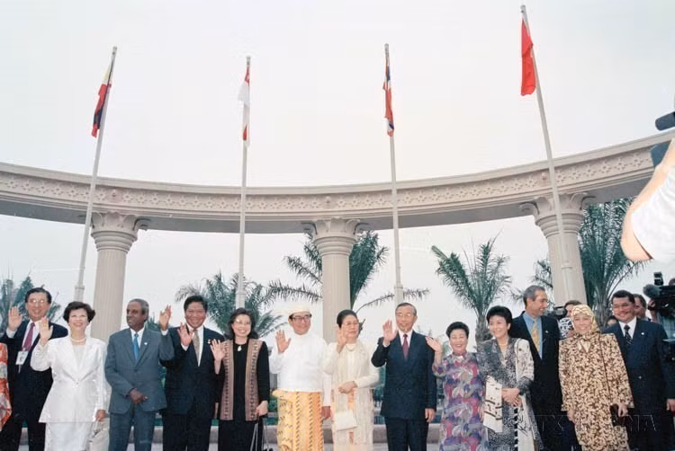 东盟各国外长及其夫人共同庆祝老挝人民民主共和国与缅甸联邦正式加入东盟（1997年，马来西亚）。图自越通社