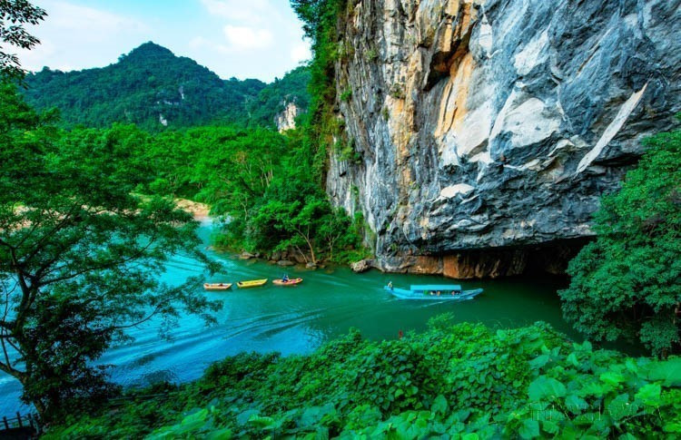峰衙洞外的自然风光,如一幅山水画般美丽(峰衙-几榜国家公园)。图自越通社