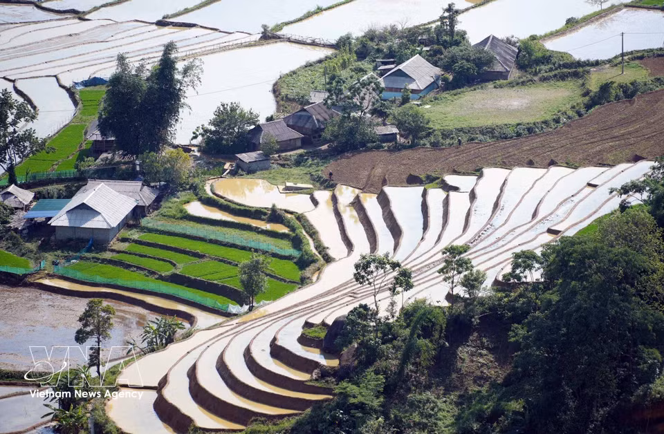 大雨带来了充足的水量，注满层层梯田，宛如一面面巨大的镜子，倒映着雄奇的云影天光。图自越通社