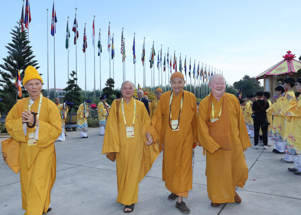 来自各国的僧侣和佛教代表出席2025年联合国卫塞节开幕式。图自越通社