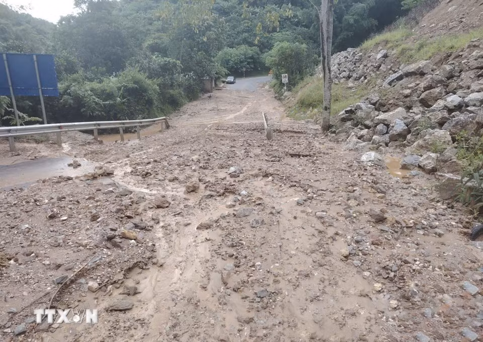 6号国道Km409+050处泥土石块覆盖路面。图自越通社