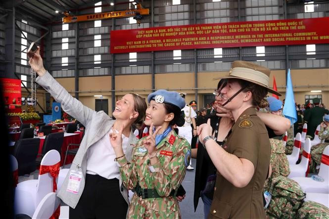 第七号二级野战医院的女军医与国际友人合影,场景为第七号二级野战医院和第四号工兵队出征仪式,赴南苏丹(UNMISS)与阿卜耶伊地区(UNISFA)执行联合国维和任务。图自越通社