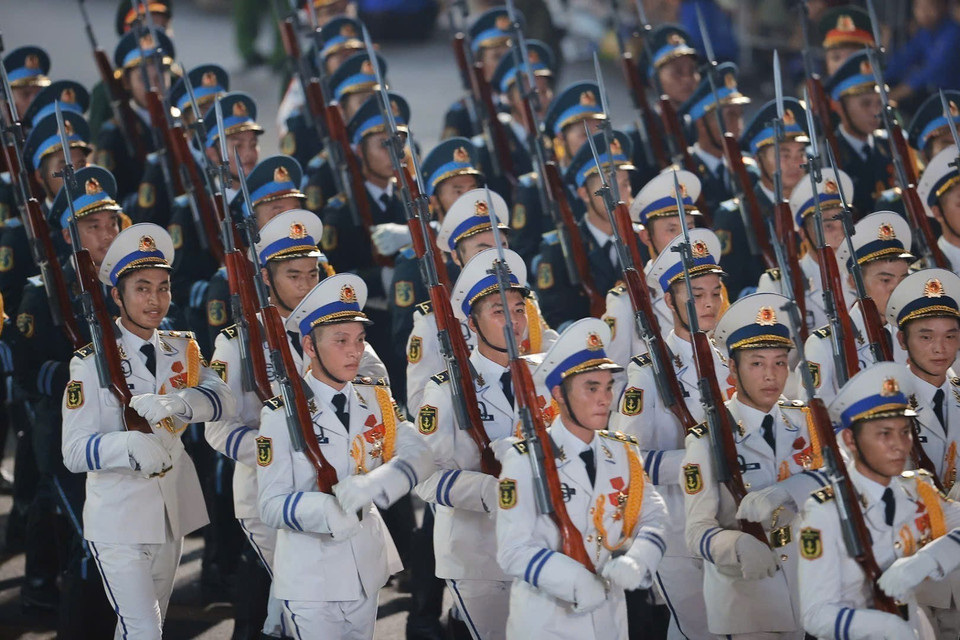 阅兵队伍在人民的怀抱中行进。图自越通社