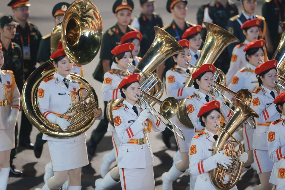 阅兵队伍行进经过南门街,进行国家级阅兵游行预演。图自越通社