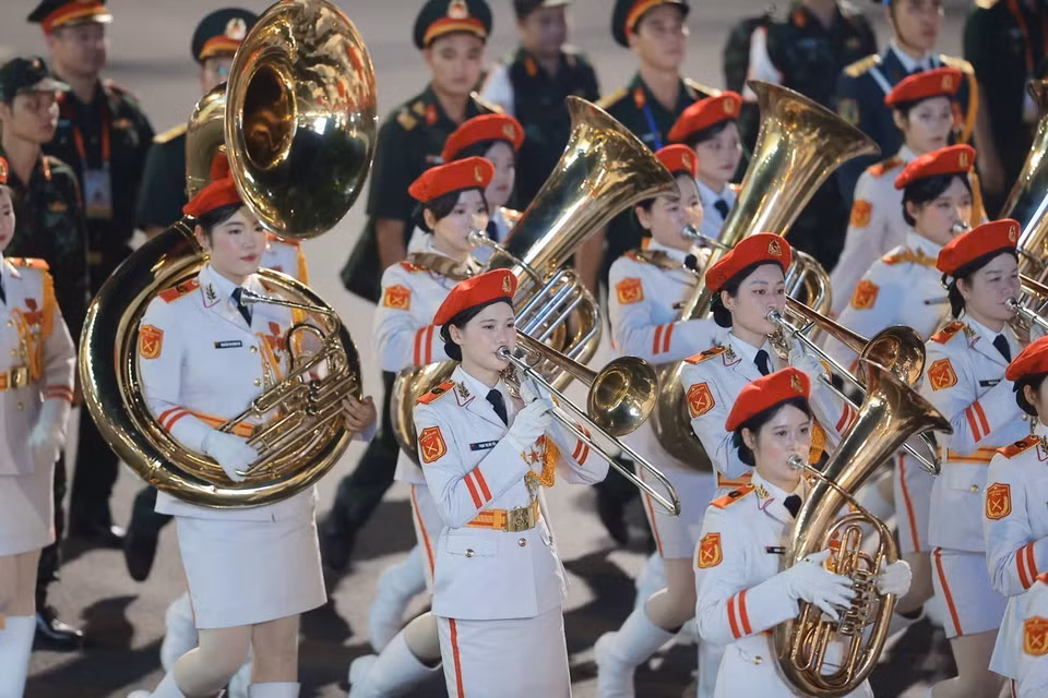 阅兵队伍行进经过南门街，进行国家级阅兵游行预演。图自越通社