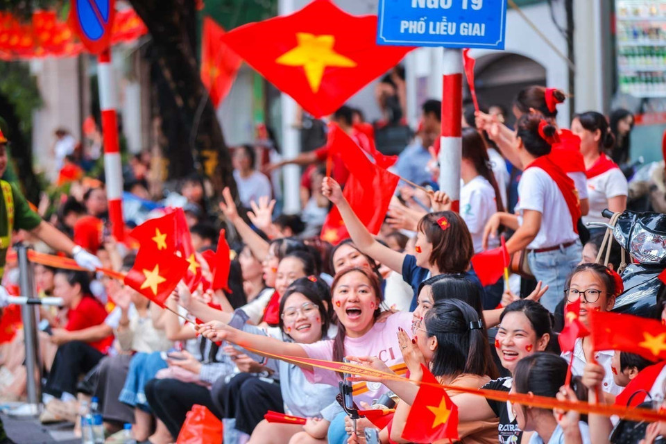 市民在街头等待并迎接国家级阅兵游行预演队伍。图自越通社