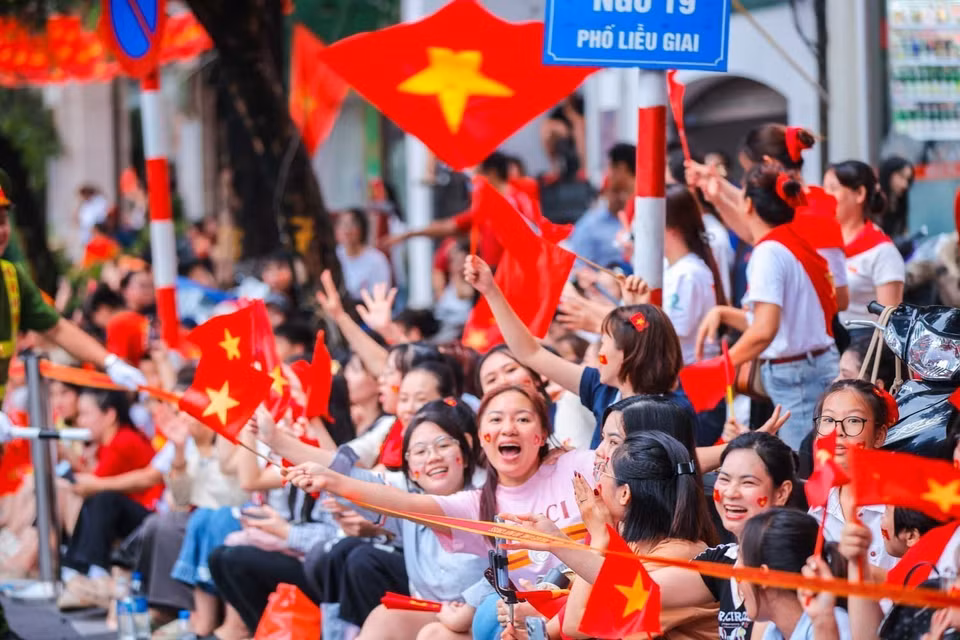 市民在街头等待并迎接国家级阅兵游行预演队伍。图自越通社