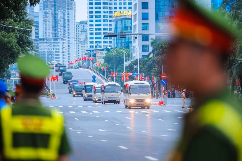 阅兵队伍在预演开始前集合在文高街。图自越通社