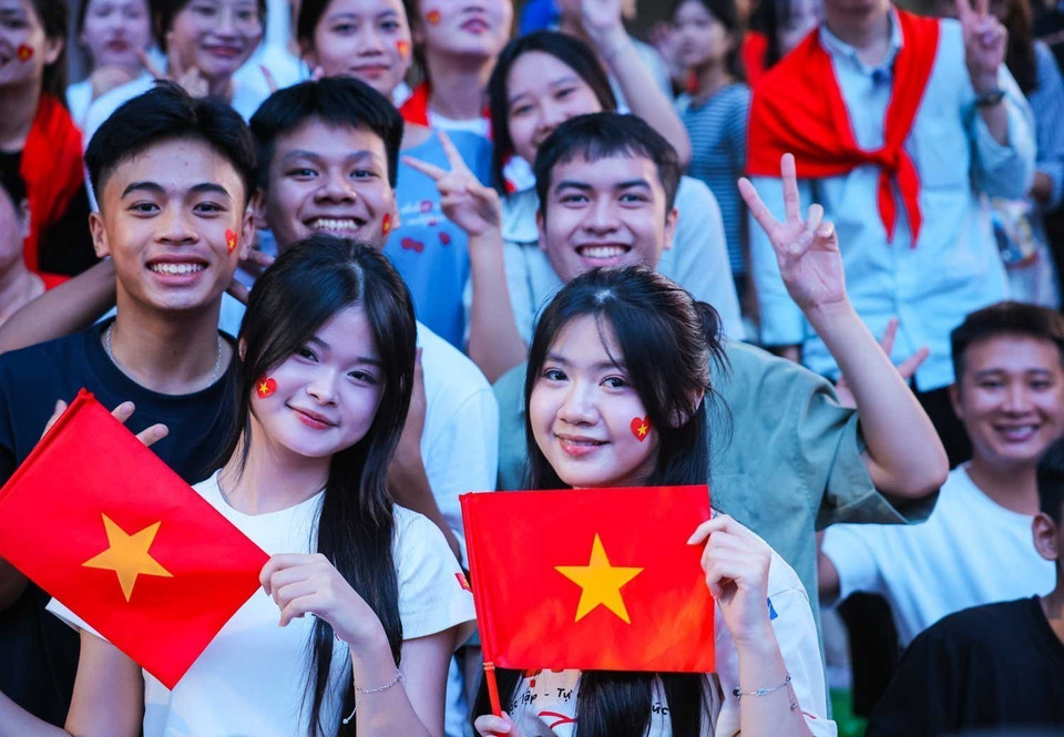 市民热情迎接即将到来的阅兵游行队伍。图自越通社