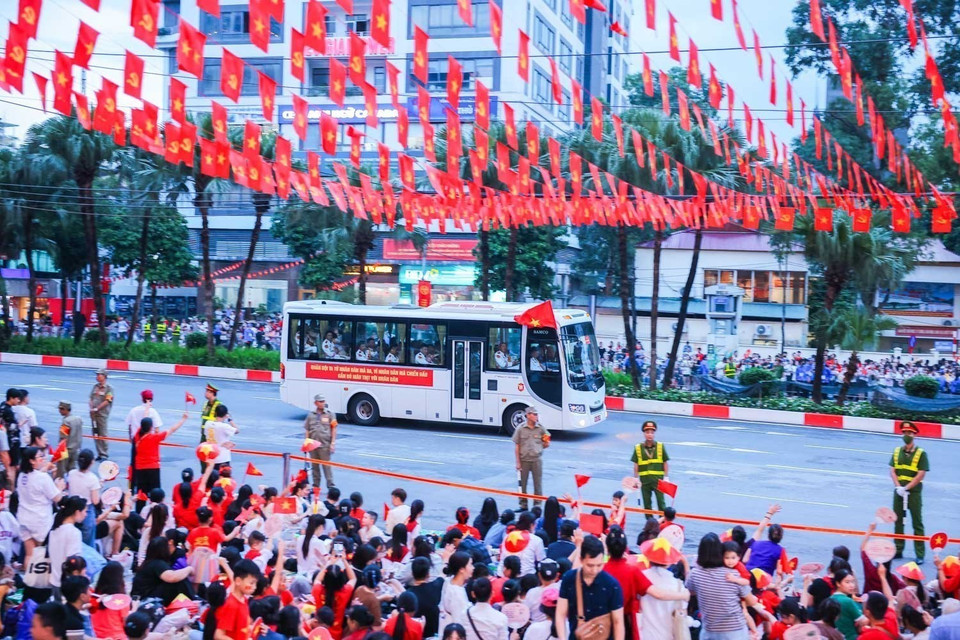市民热烈欢迎阅兵队伍。图自越通社