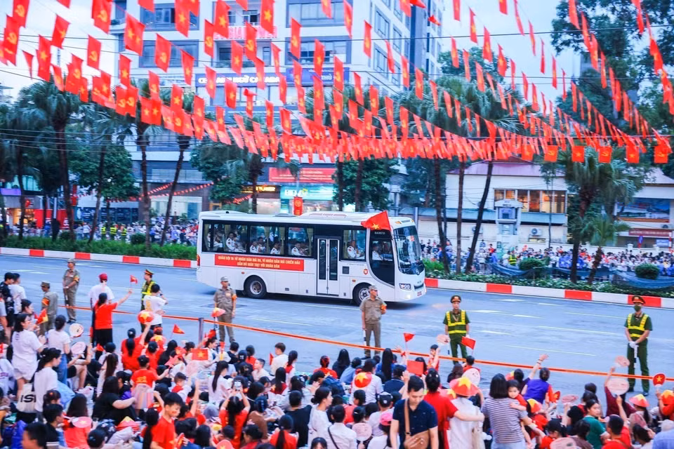 市民热烈欢迎阅兵队伍。图自越通社
