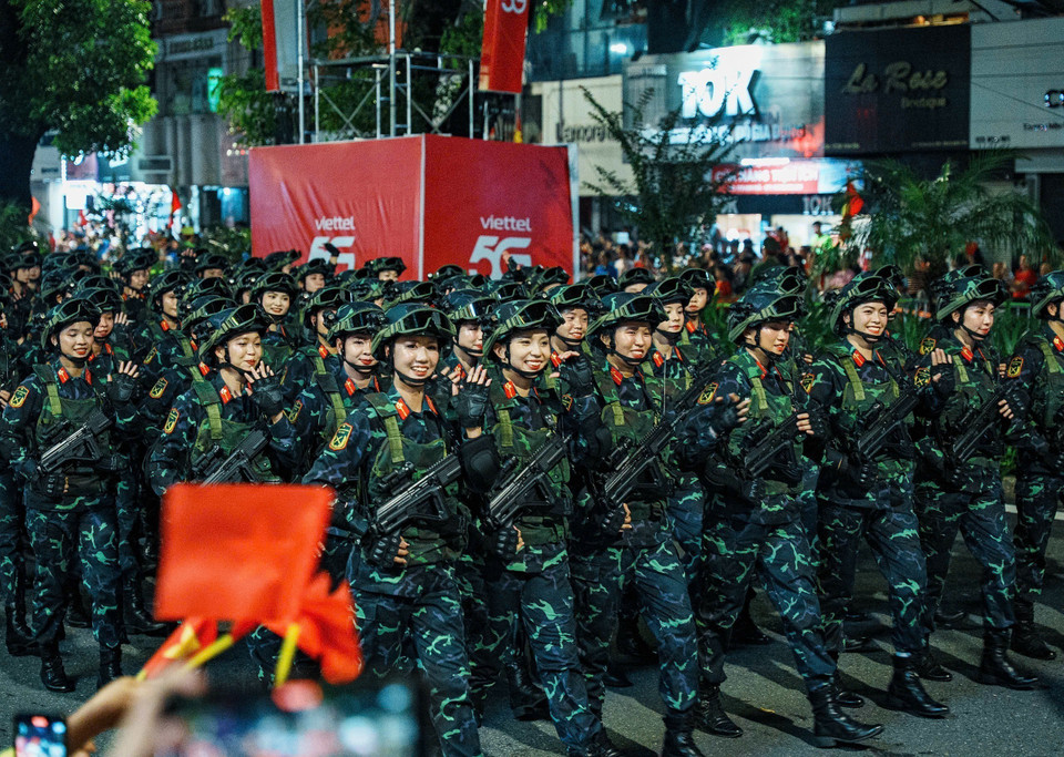阅兵队伍行进经过金马街,进行国家级阅兵预演。图自越通社