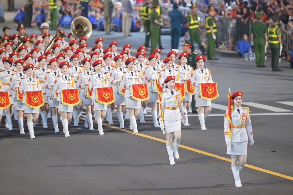 阅兵队伍行进经过南门街,进行国家级阅兵游行预演。图自越通社