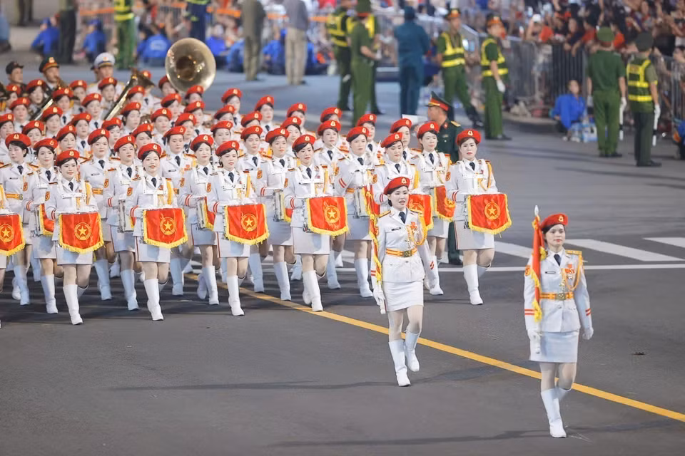阅兵队伍行进经过南门街，进行国家级阅兵游行预演。图自越通社