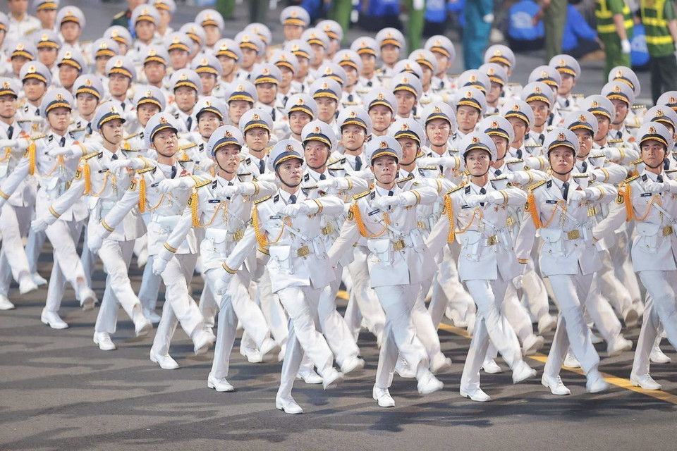 阅兵队伍行进经过南门街,进行国家级阅兵游行预演。图自越通社