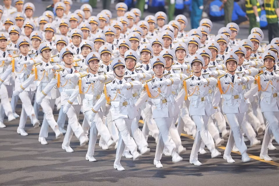 阅兵队伍行进经过南门街，进行国家级阅兵游行预演。图自越通社