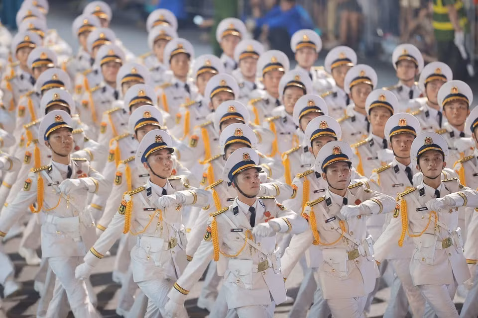 阅兵队伍在人民的怀抱中行进。图自越通社
