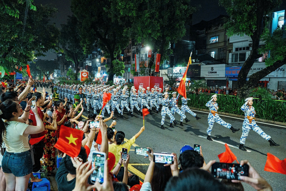 市民热切迎接阅兵游行队伍。图自越通社